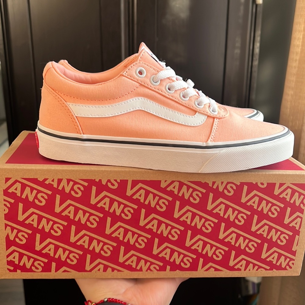 Vans Ward Sneaker Women’s Size 8 NEW